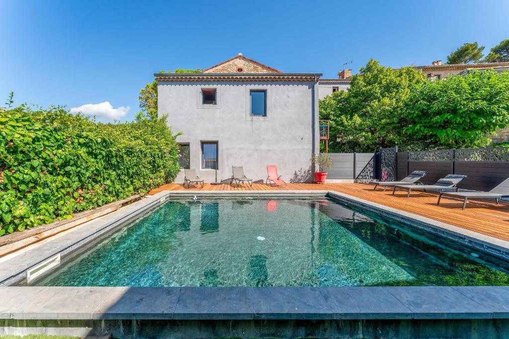una piscina frente a una casa en Côté cour, en Rasteau