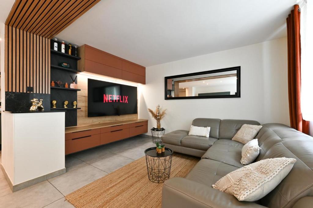 维勒班"La Casa verde" chic et cosy en hypercentre avec climatisation的带沙发和电视的客厅