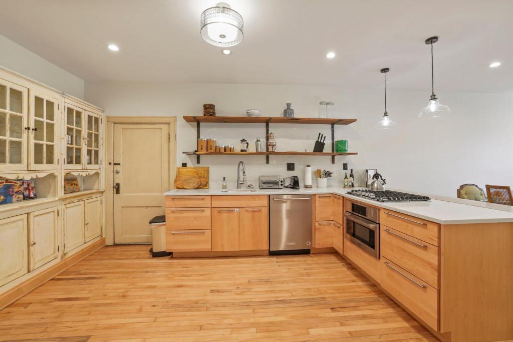 uma cozinha com armários de madeira e uma bancada em Spacious Historic 8-Bedroom Manor in Short North - Perfect for Large Groups em Milo