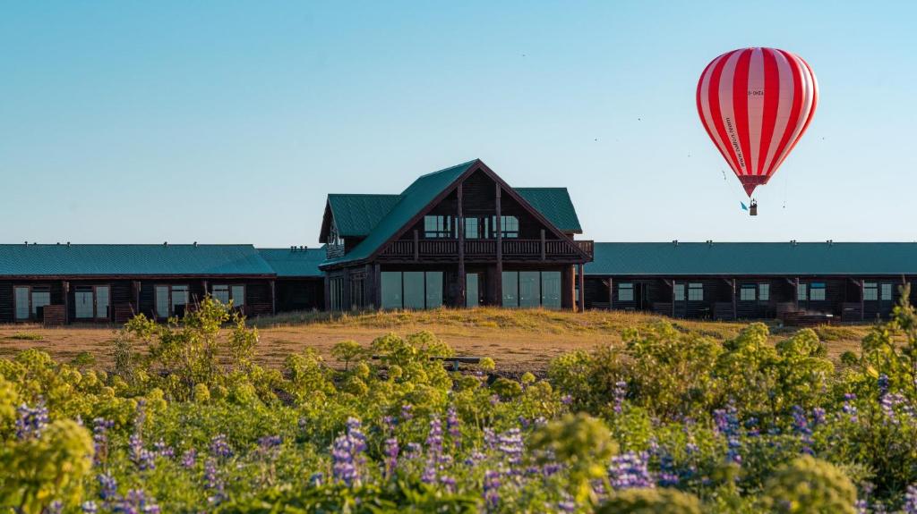 a hot air balloon flying in front of a building at Hotel Rangá in Hella