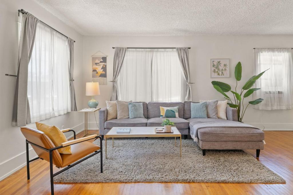 a living room with a couch and a table at Walk To Beach Restaurants - 5 Guests in Long Beach