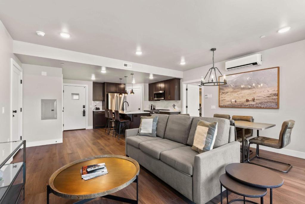 ein Wohnzimmer mit Sofa und Tisch in der Unterkunft Luxury Black Rock Resort Suite Unit A in Heber City