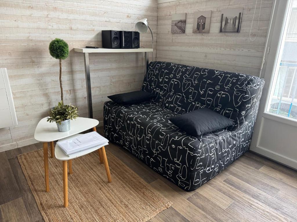 ポルニシェにあるStudio hyper centre Pornichetのソファとテーブルのあるリビングルーム