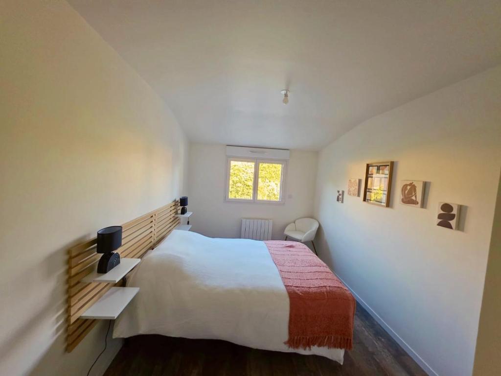 la ti breizh enchantée في Campénéac: غرفة نوم بها سرير أبيض كبير ونافذة