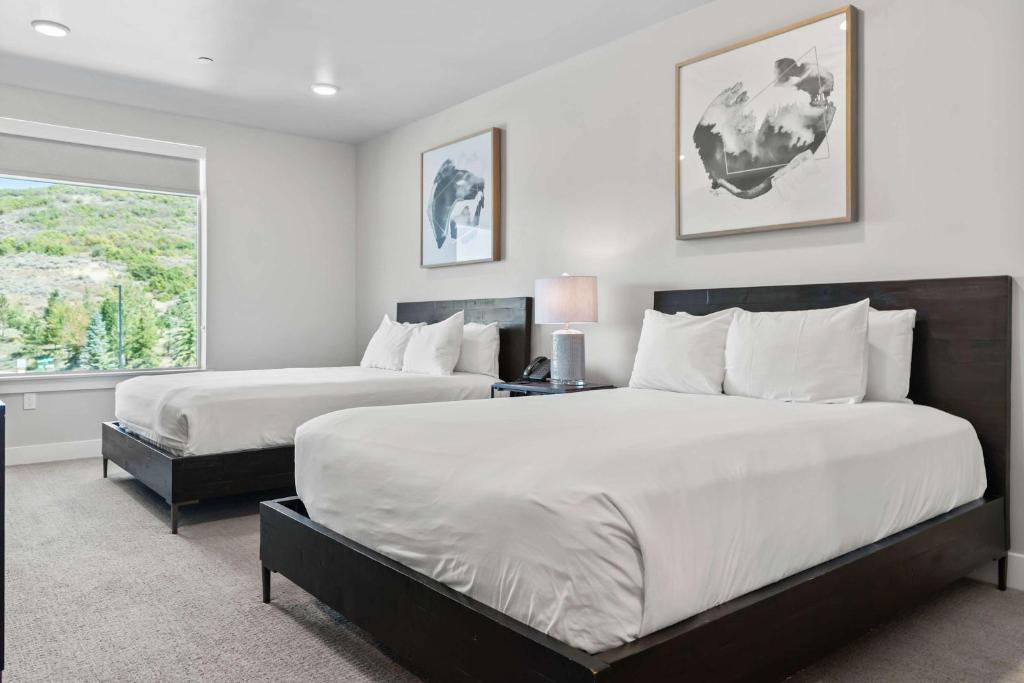 ein Schlafzimmer mit zwei Betten und einem Fenster in der Unterkunft Luxury Black Rock Resort Suite Unit B in Heber City