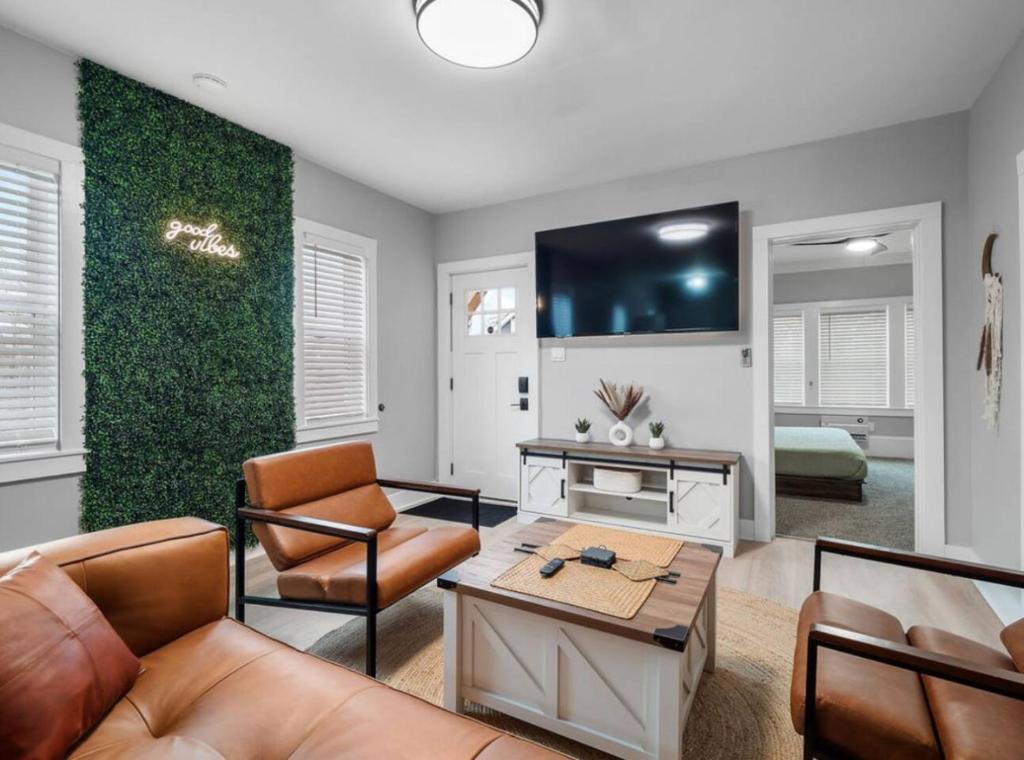 un soggiorno con un divano e una TV di Amazing Boho Oasis Apartment in Ohio City a Ohio City