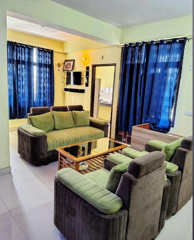 un salon avec des canapés, des chaises et une table dans l'établissement Luxury Retreat 3 BHK Flat For Family and Group Homestay, Prime Location Near Kashi Vishwanath Temple, à Varanasi