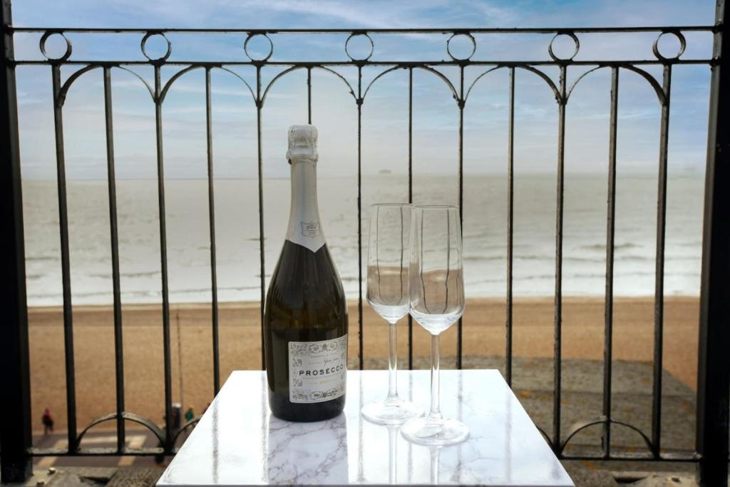 une bouteille de vin et deux verres sur une table dans l'établissement 2bed Seafront Flat Private roof terrace Parking, à Southsea