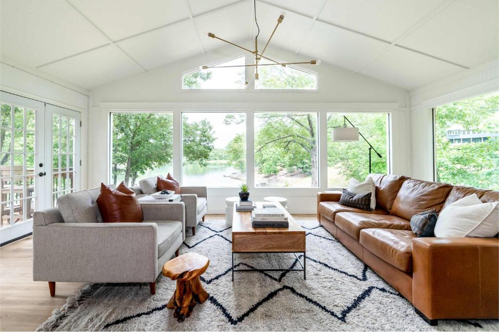 a living room with two couches and a table at Heron House-ON Lake Avalon - near MTB in Bella Vista