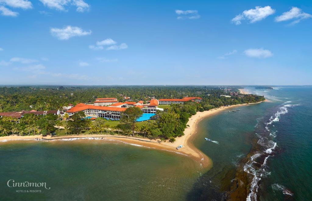 eine Luftansicht eines Resorts am Strand in der Unterkunft Cinnamon Bey Beruwala in Bentota