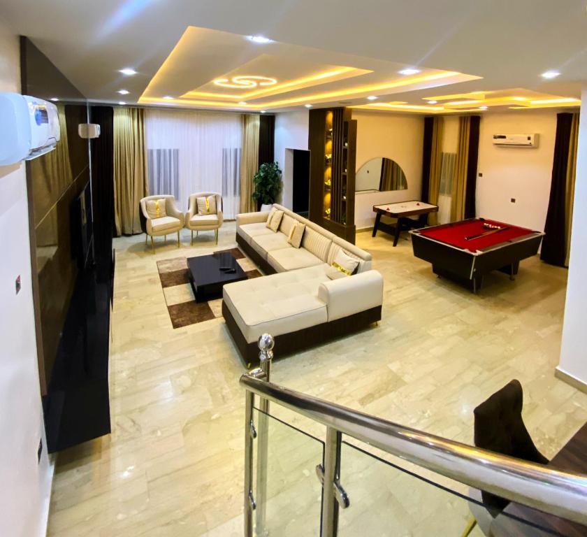Posezení v ubytování Luxury 5-Bedroom Shortlet in Lekki - Family Staycation, Team Bonding and Corperate Hangouts