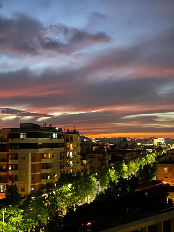una vista de una ciudad de noche en Class Elite Apartment, en Shkodër