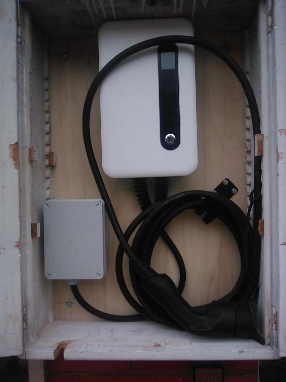 a black cord plugged into a box with a white box at B&B 'Tra i due Parchi'' in Avezzano