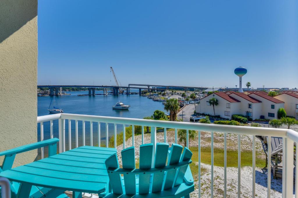 Walk to Sand! Modern Okaloosa Island Condo, Fort Walton Beach (harga