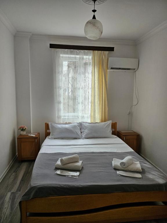 Un dormitorio con una cama con dos toallas encima. en LSD Kobuleti, en Kobuleti