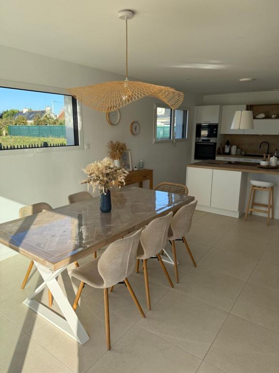 Een keuken of kitchenette bij Port-Manech', Maison avec piscine - Plages à pied