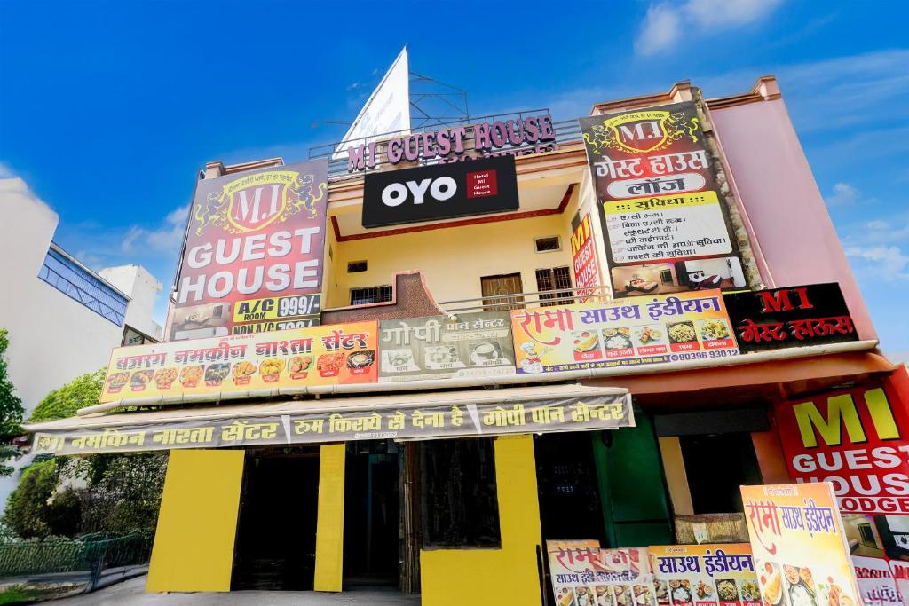 een gebouw met een hoop borden erop bij Hotel O MI GUEST HOUSE in Bilāspur