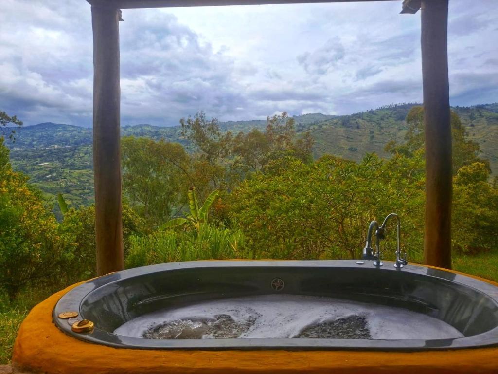 eine Badewanne mit Bergblick in der Unterkunft Glamping Cabaña el Porvenir 10601 in Manta