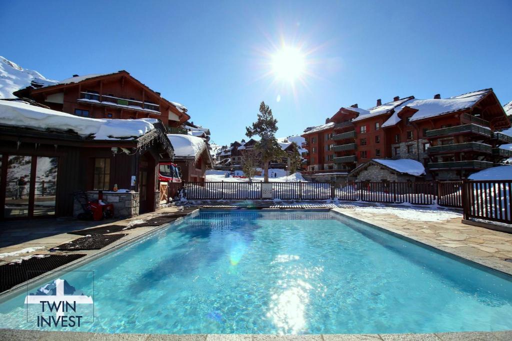 Bazén v ubytování ARC 1950 - Appartement 6 personnes - Départ ski aux pieds - Sauna, Hammam, Jacuzzi, Piscine chauffée nebo v jeho okolí