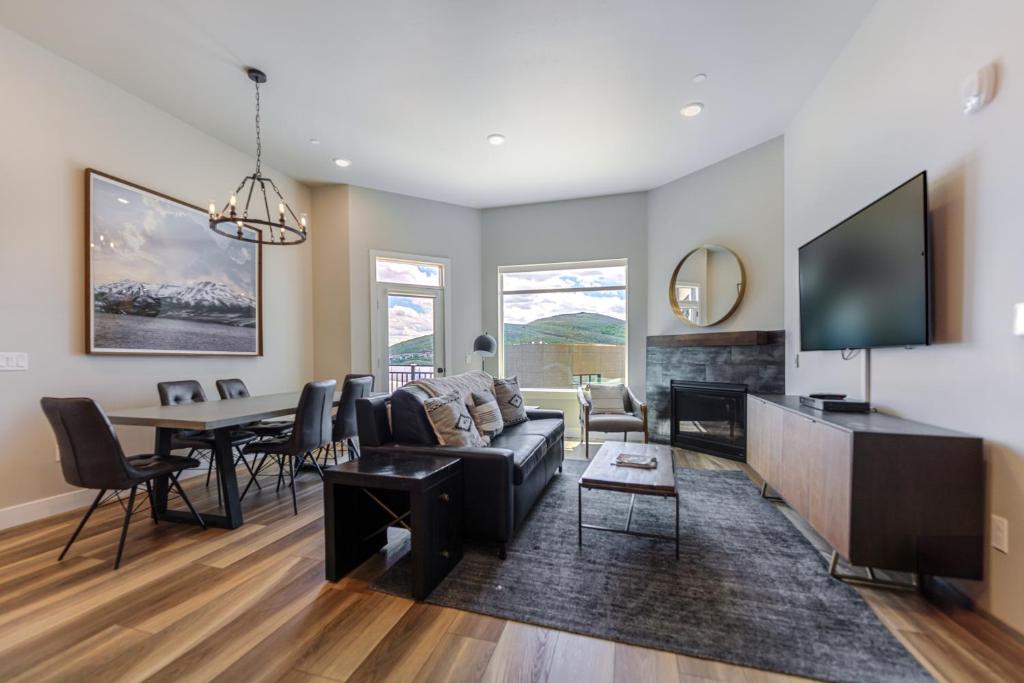 Μια τηλεόραση ή/και κέντρο ψυχαγωγίας στο 2 Bedroom 2 BATH Condo with Pool, Sauna, Views & MORE