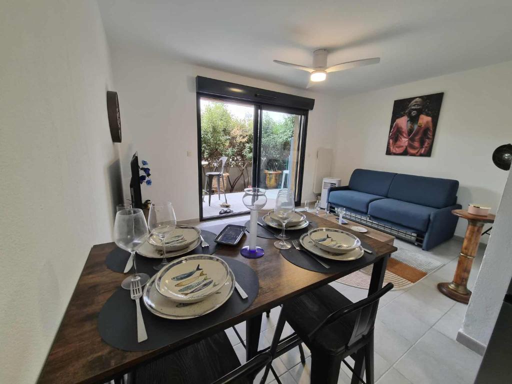 Posezení v ubytování Confortable appartement rez de jardin- terrasse - parking