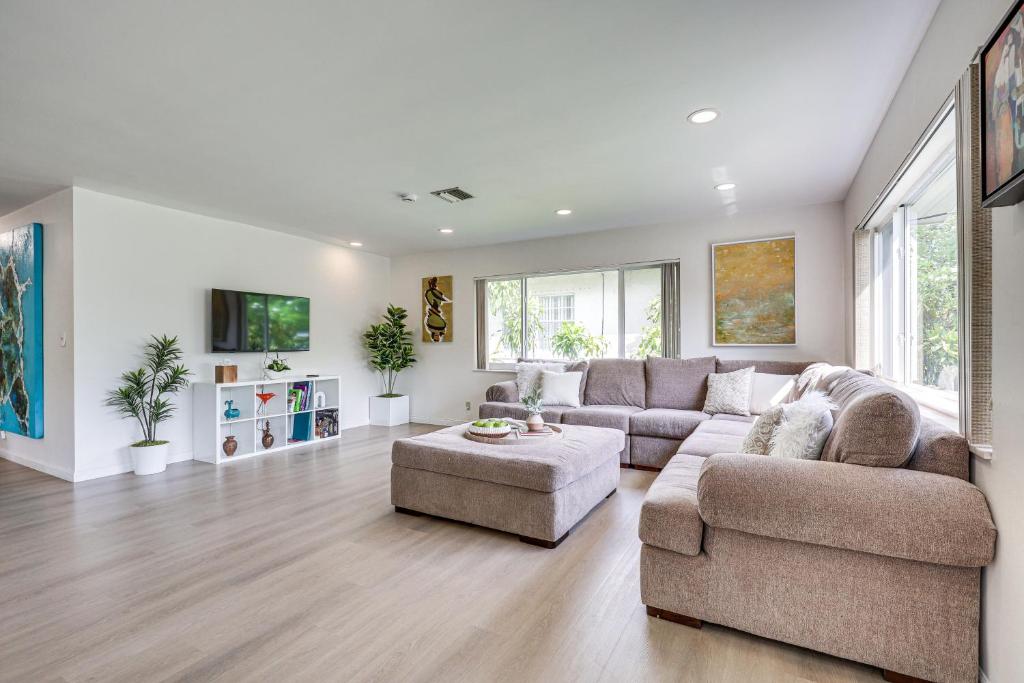 Μια τηλεόραση ή/και κέντρο ψυχαγωγίας στο Home Less Than 2 Mi to Hallandale Beach and Boat Rentals