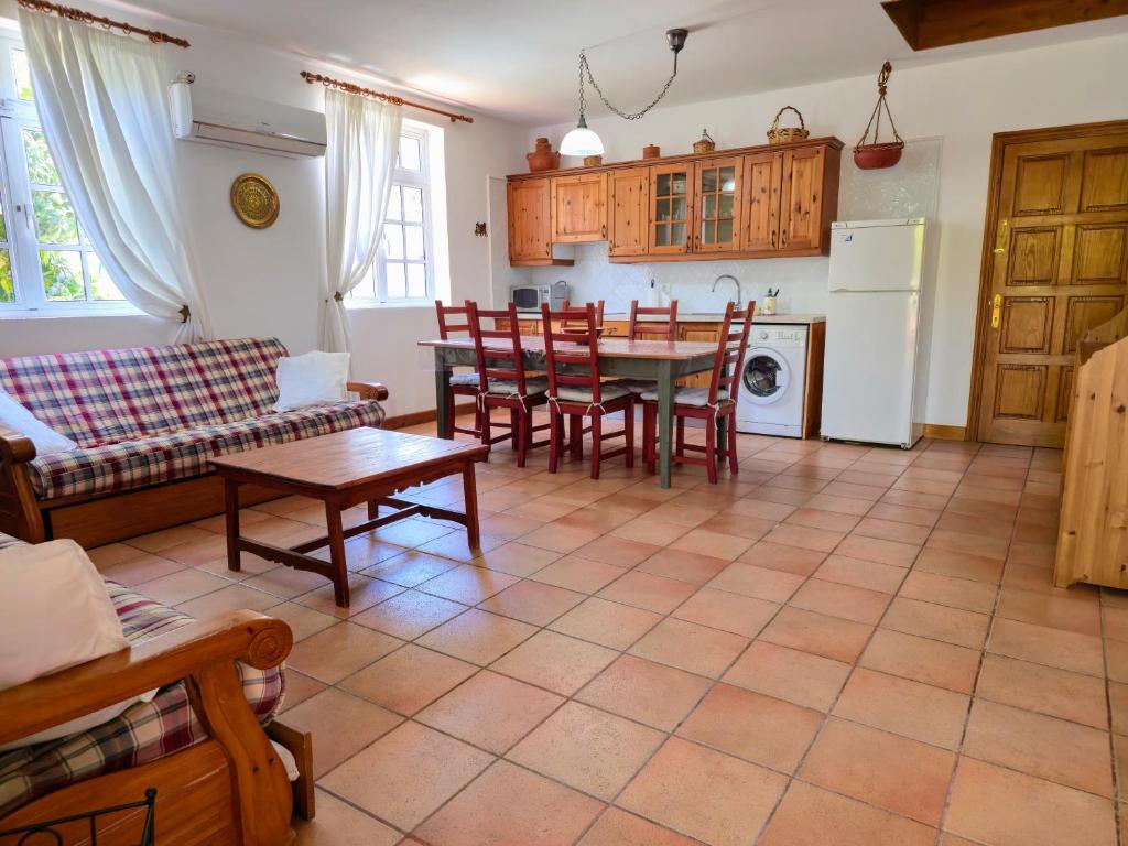 a kitchen and living room with a table and chairs at VV Casa Matilde "by henrypole home" in Valsequillo