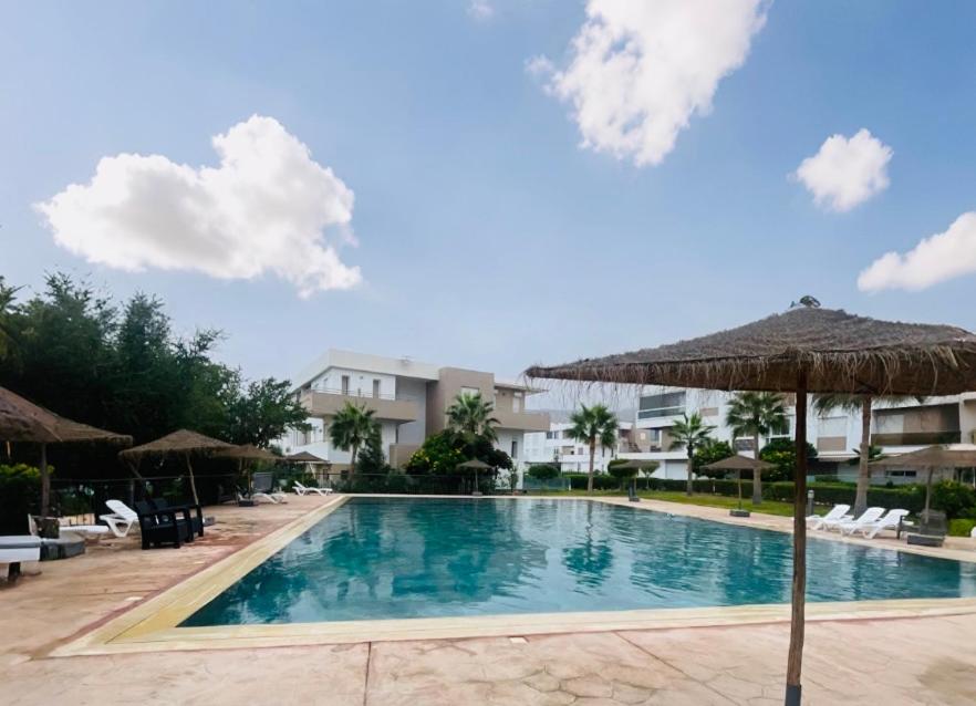 Bazén v ubytování Incroyable Appartement à Imi Ouaddar, Vue Sur Piscine à 5 minutes De La Plage nebo v jeho okolí