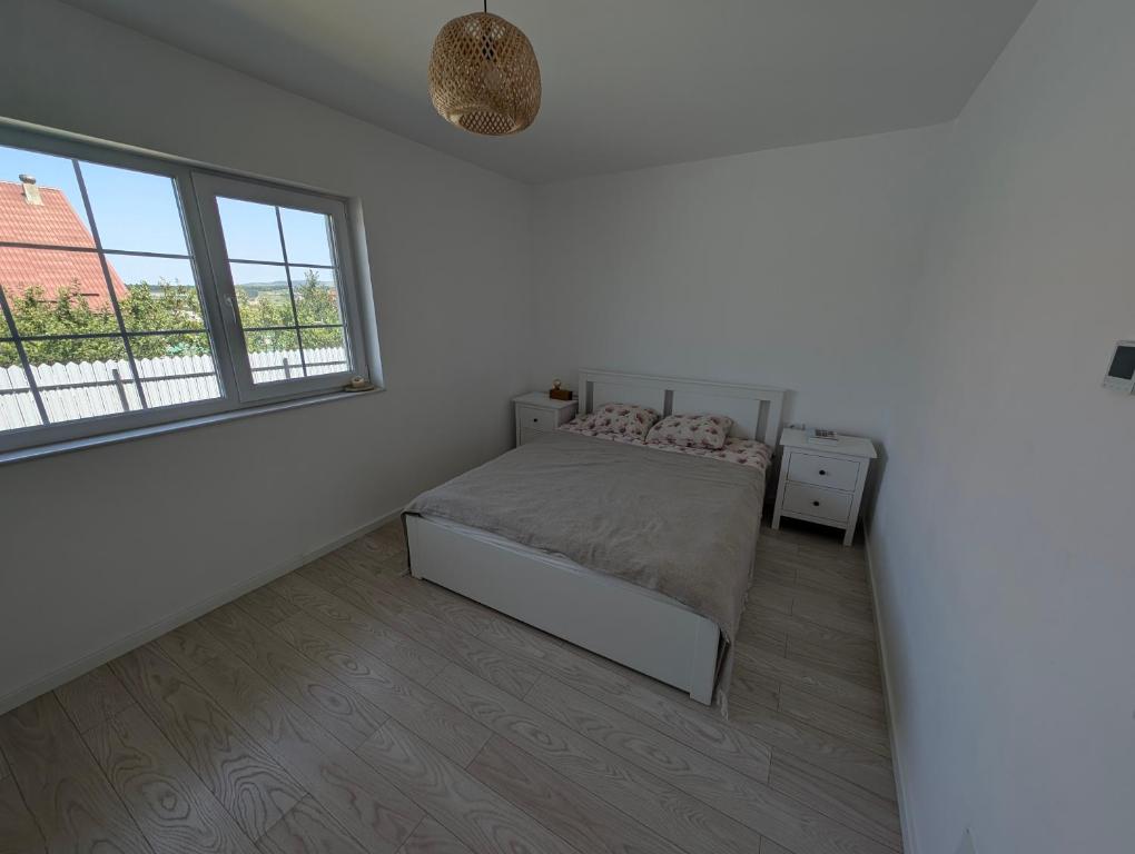 una camera da letto bianca con un letto e una finestra di Casa Pax a Horpaz