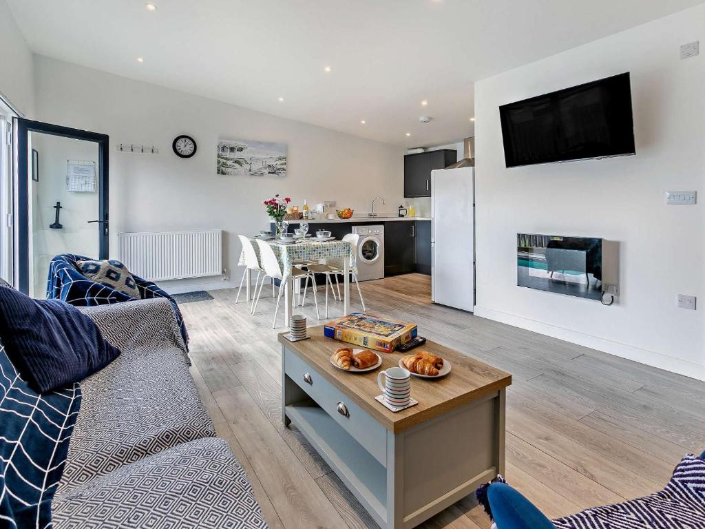 un soggiorno con un divano e un tavolo di 2 Bed in Portreath 88826 a Camborne
