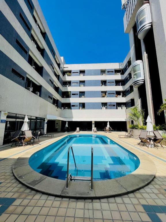 サルバドールにあるUNU The Plaza Ondinaの大きな建物の前のプール