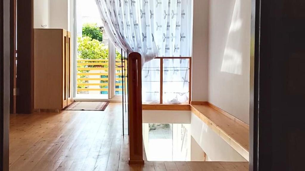 un corridoio con una porta scorrevole in vetro e una scala di HostelKorca a Korçë