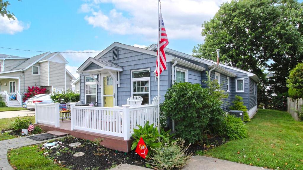 una casa con una bandiera americana sul portico anteriore di Cliffside Cottage a North Cape May