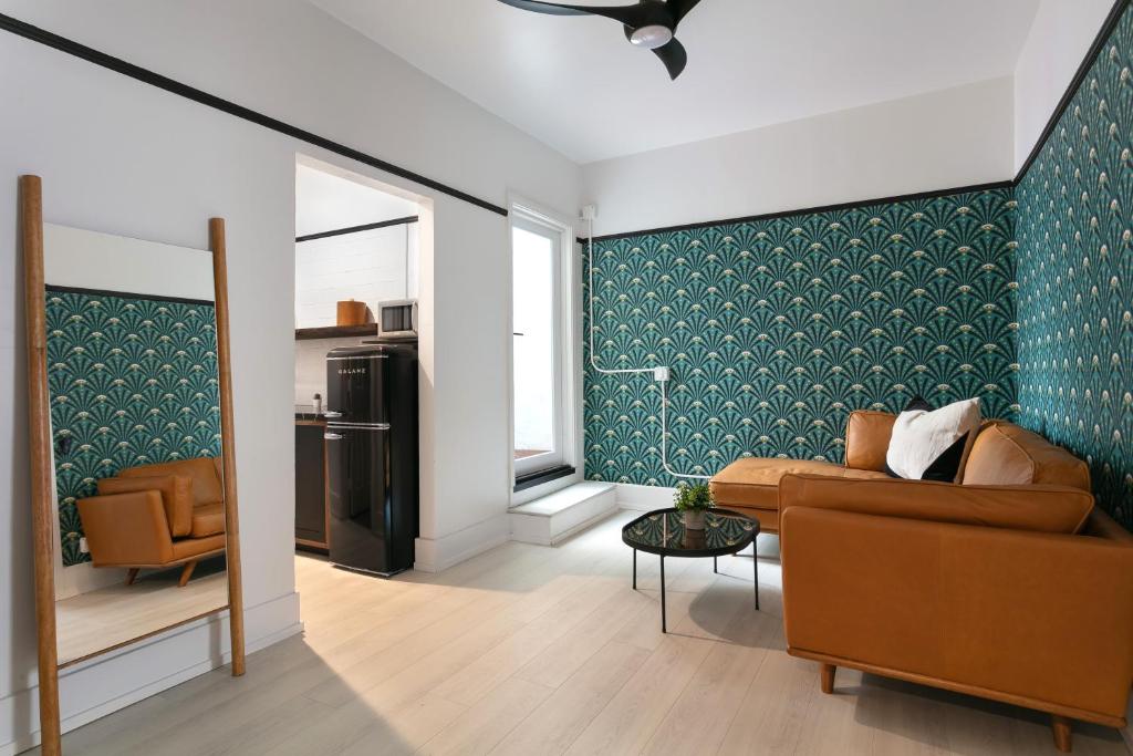 ein Wohnzimmer mit Sofa und Tisch in der Unterkunft La Ventana in San Diego