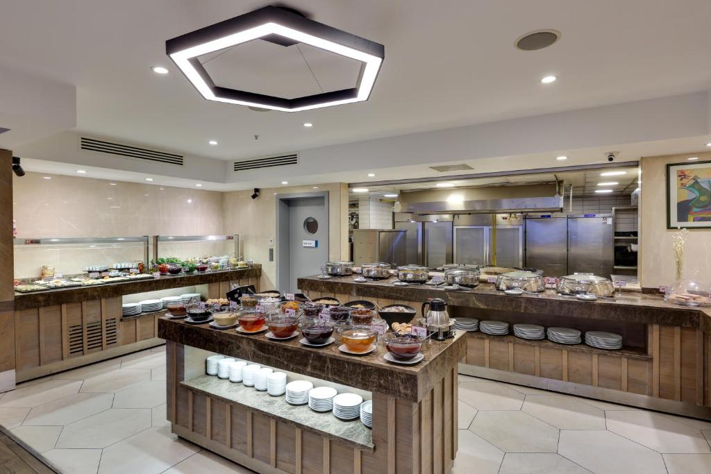 Ramada by Wyndham Istanbul Old City - 4