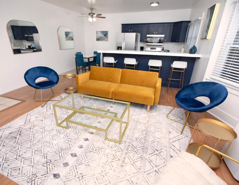 ロングビーチにあるSpacious Downtown Gem With Parkingのリビングルーム(黄色のソファ、青い椅子付)