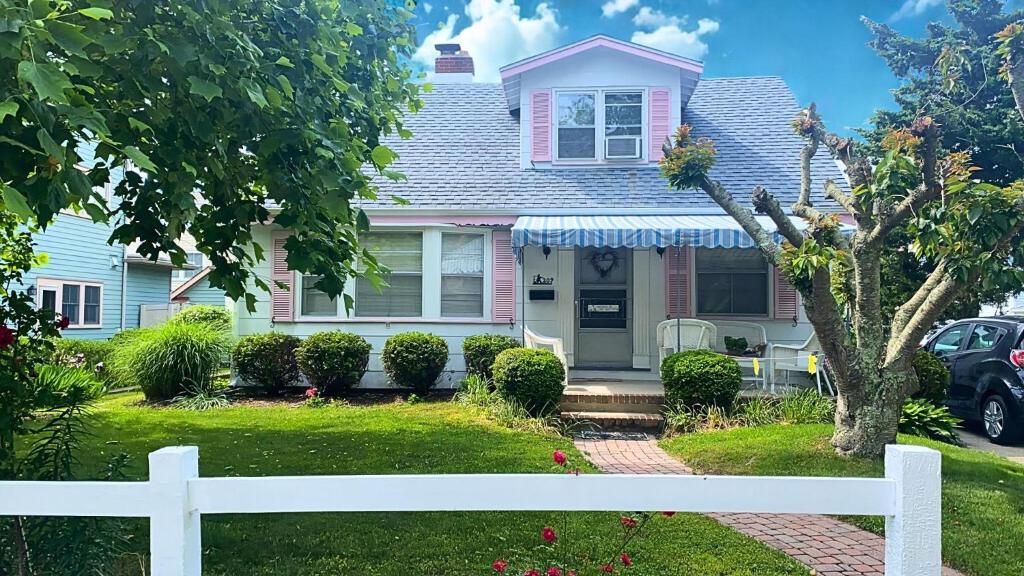 una cerca blanca frente a una casa en Rulons Cape May Diamond, 1St, en Cape May