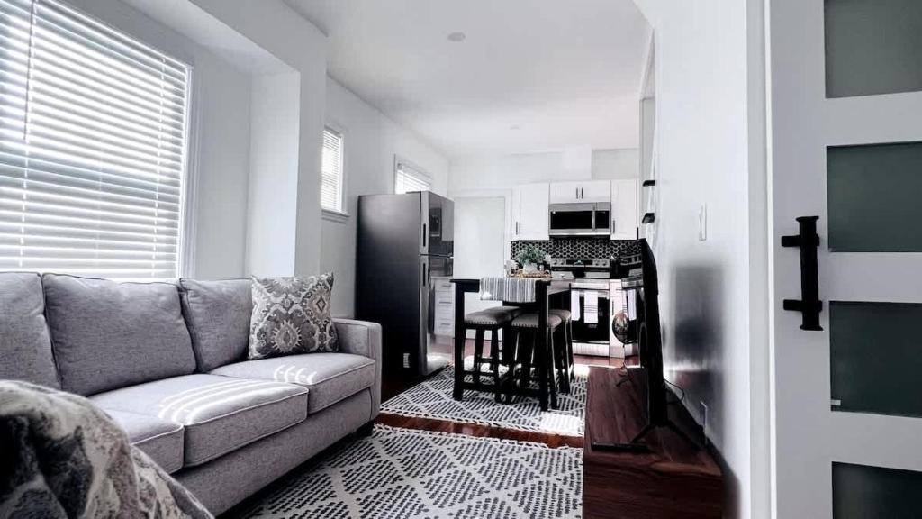 a living room with a couch and a kitchen at Chic City Guesthouse Getaway in Riverside