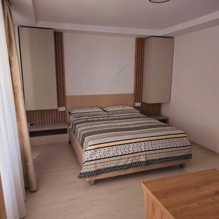 une petite chambre avec un lit dans une pièce dans l'établissement Downtown Studio, à Râmnicu Vâlcea