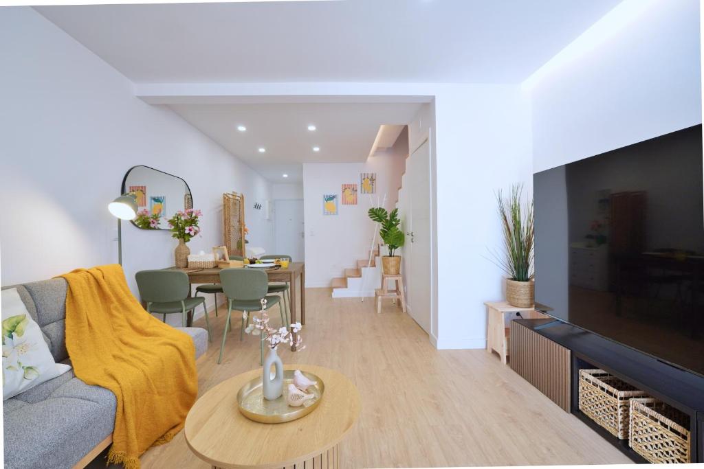Televisyen dan/atau pusat hiburan di MBird Casa Limão Duplex Cascais