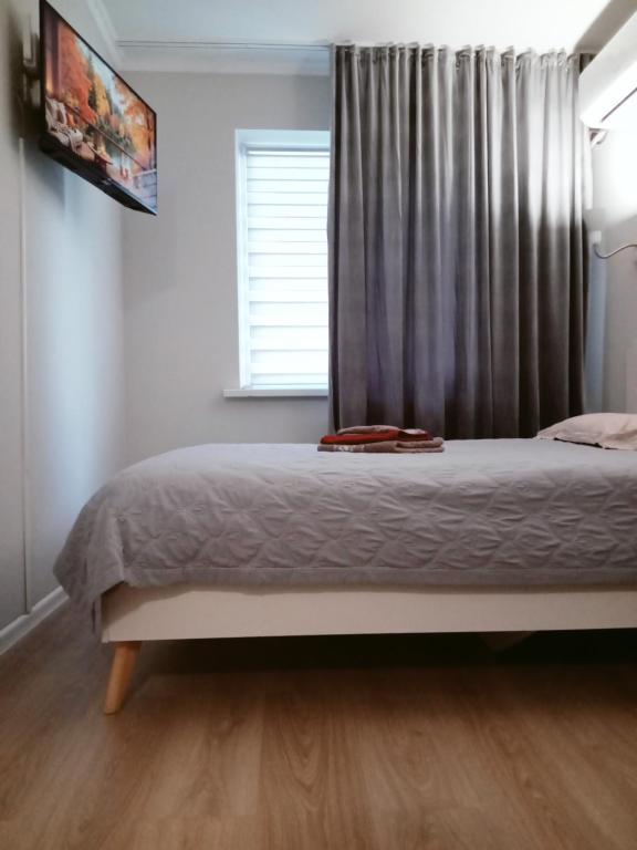 Postel nebo postele na pokoji v ubytování Уютная квартира недалеко от центра города