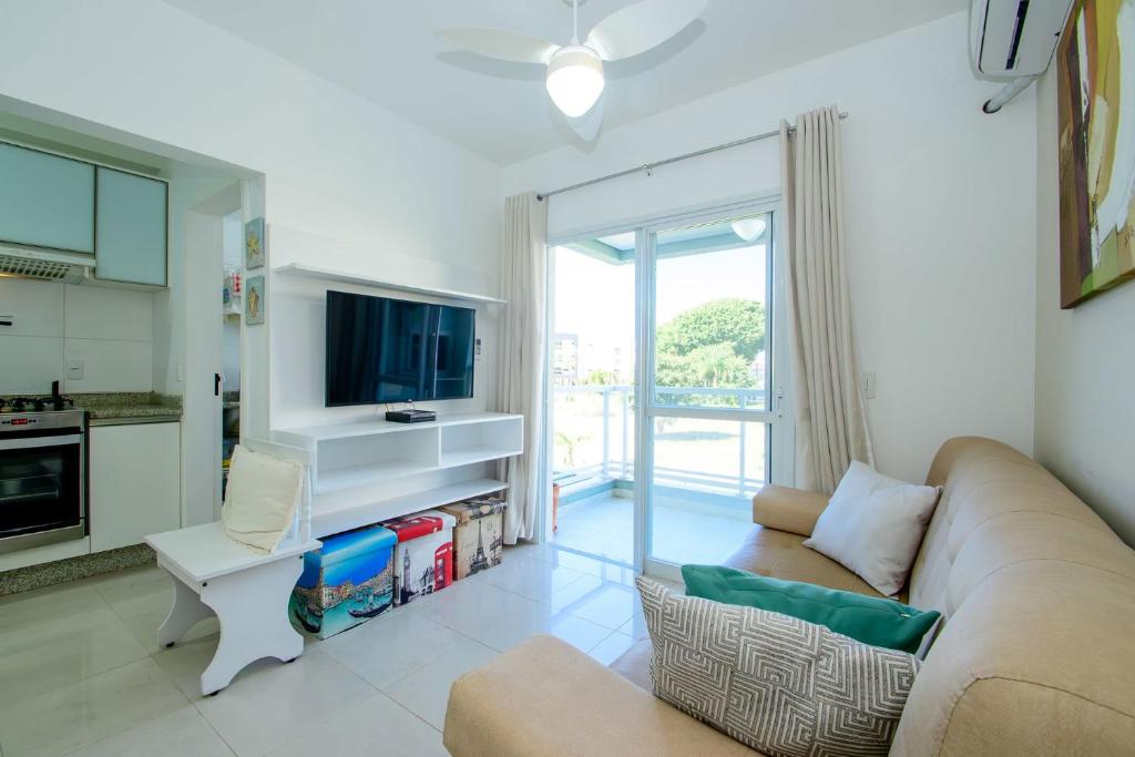 Una televisión o centro de entretenimiento en Apto com piscina e churrasqueira VS6418