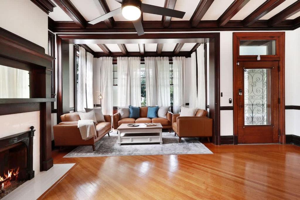 Una sala de estar con un sofá y una chimenea. en Spacious and Elegant Family Home in Mid-City, en Nueva Orleans