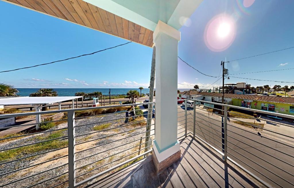 un balcone con vista sulla spiaggia di Couple's Getaway, 2nd floor ocean view suite w/ beautiful sunrises, patio, AC a Flagler Beach
