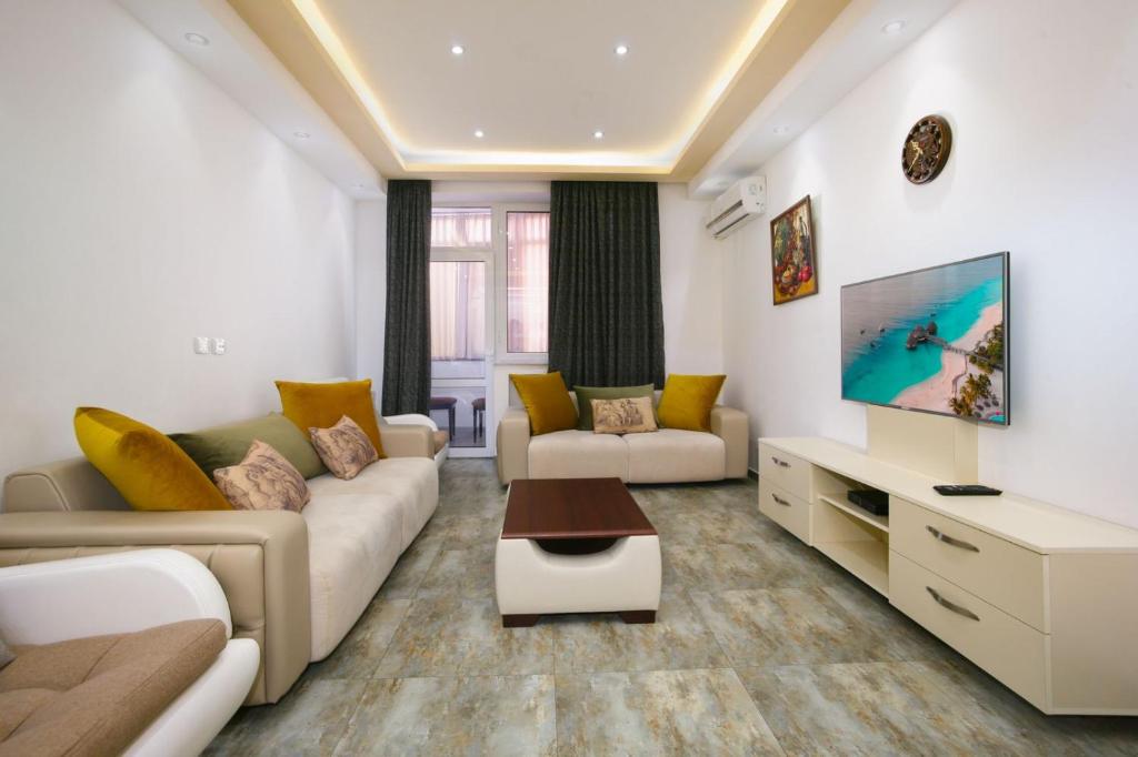 Телевизор и/или развлекательный центр в Fresh & Stylish 2 BD, 2 Baths! Closest to Center!