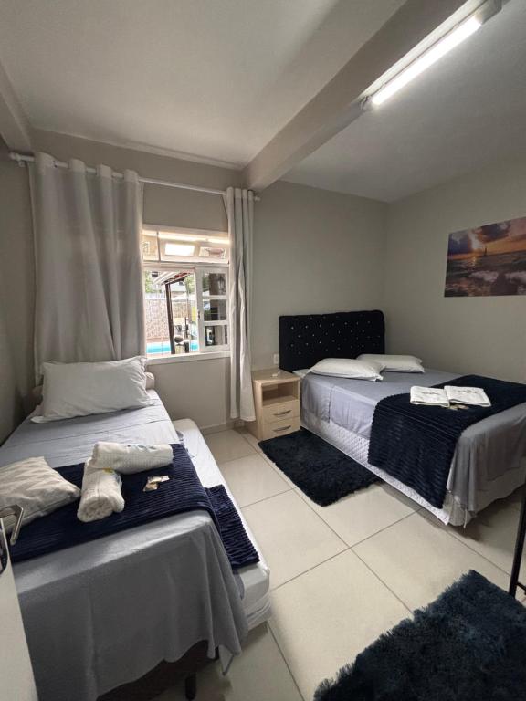 Ένα ή περισσότερα κρεβάτια σε δωμάτιο στο Casa com piscina Balneário Camboriú CasaAlbertiBc