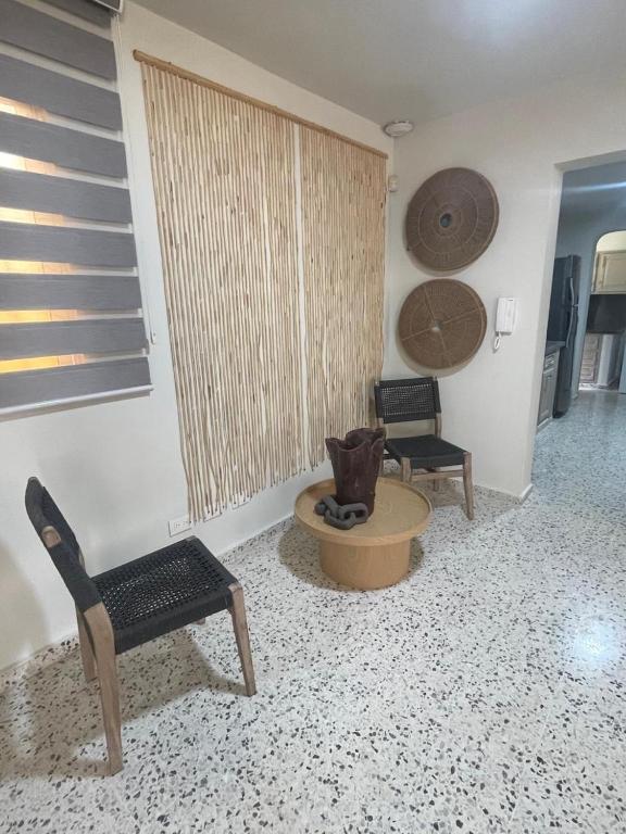 a living room with two chairs and a table at Hostal FT Santiago Stay in Santiago de los Caballeros