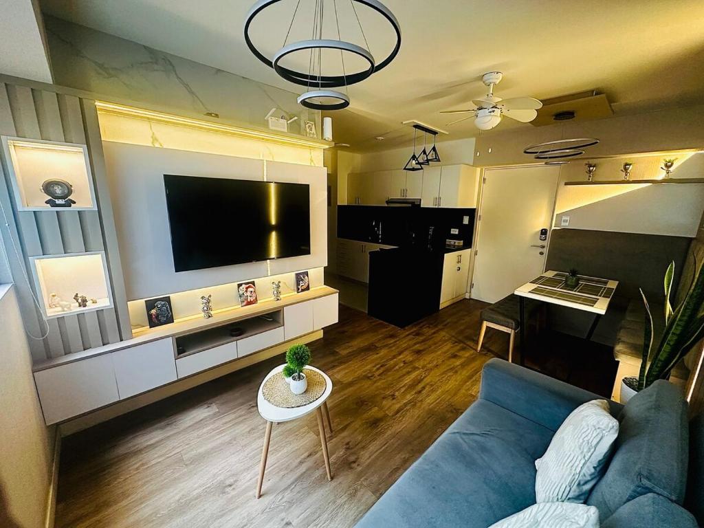 Телевизор и/или развлекательный центр в Apartment 2 Bedrooms pool near AirPort