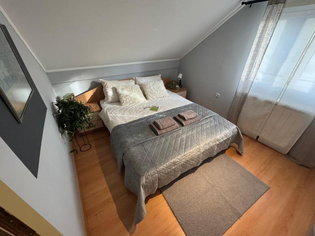 Ένα ή περισσότερα κρεβάτια σε δωμάτιο στο Moderan apartman u centru- dve spavaće sobe, parking u okviru dvorista