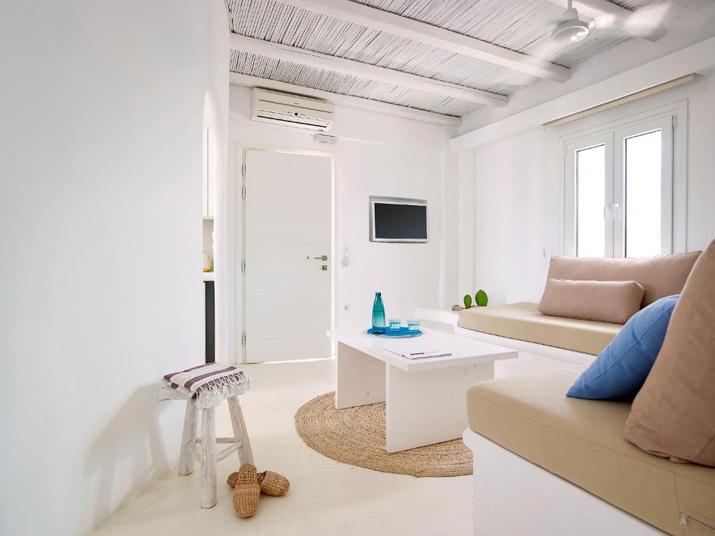 TV a/nebo společenská místnost v ubytování Delmar Apartments & Suites Milos - Delmar Collection